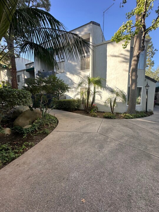 18645 Hatteras St, Unit 102 in Tarzana, CA - Building Photo