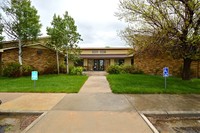 Golden Oaks Apartments in Bennett, CO - Foto de edificio - Building Photo