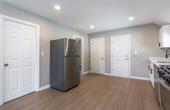 31 Hicks St, Unit 1 in New Bedford, MA - Building Photo - Building Photo