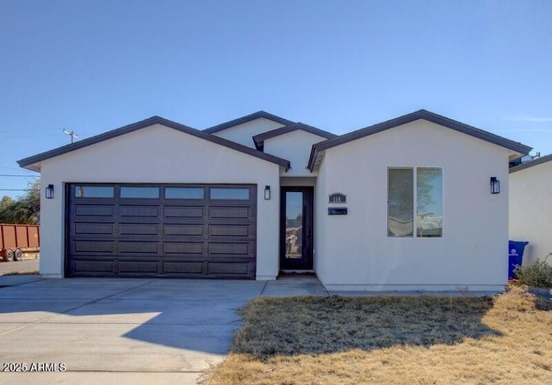 114 S 3rd St in Avondale, AZ - Foto de edificio