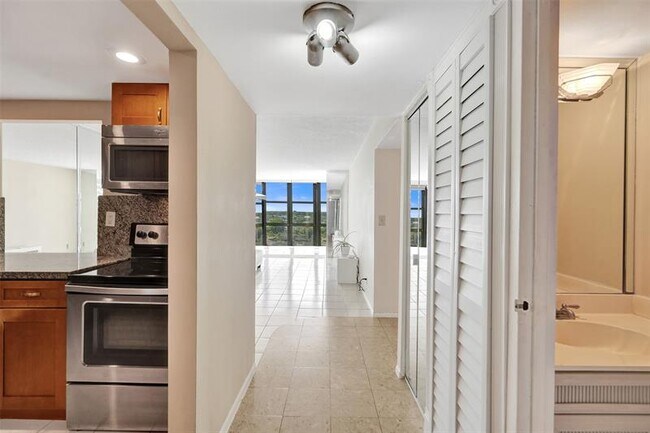 1000 Parkview Dr in Hallandale Beach, FL - Foto de edificio - Building Photo