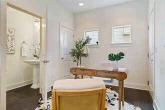 2708 Halcyon Dr in Austin, TX - Building Photo - Building Photo