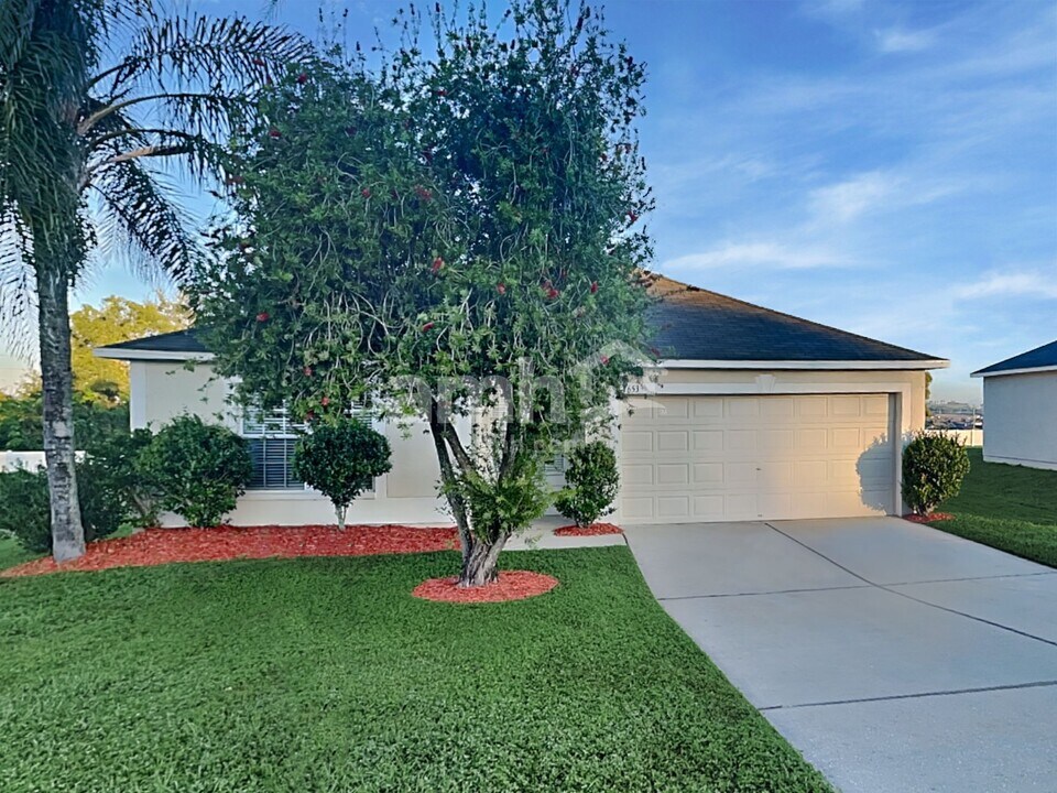 7653 Merchantville Cir in Zephyrhills, FL - Foto de edificio