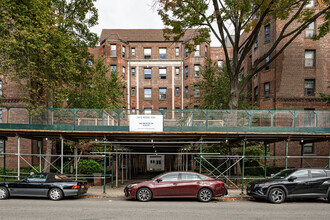 The Beverly House in Kew Gardens, NY - Foto de edificio - Building Photo