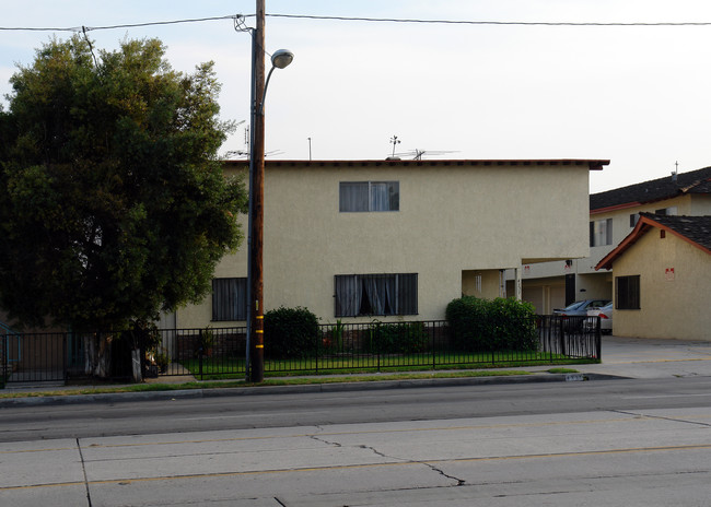 4331 W Rosecrans Ave in Hawthorne, CA - Building Photo - Building Photo