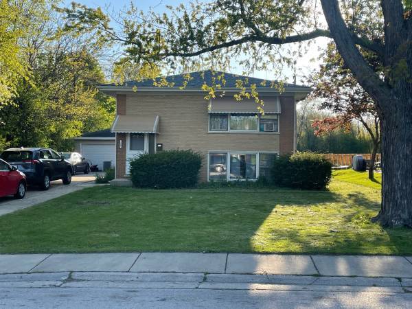 250 Wayne Ct in Bartlett, IL - Building Photo