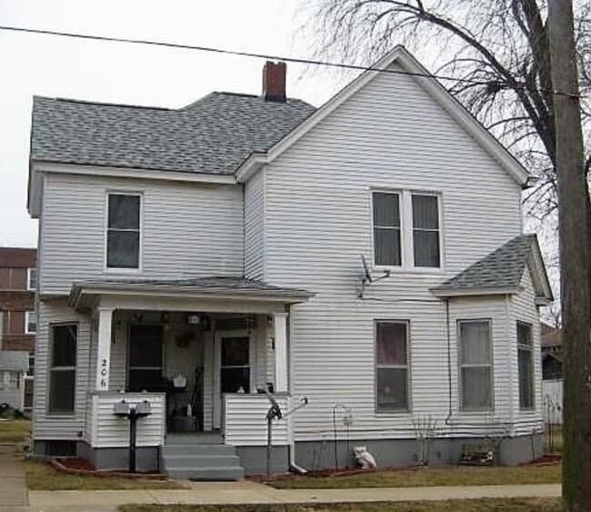 206 S Monroe St, Unit 206 Upper in Clinton, IL - Building Photo - Building Photo
