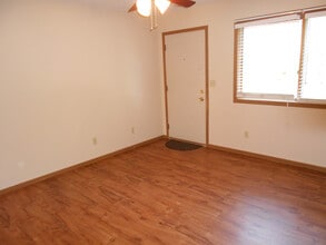 420 6th Ave, Unit #5 in Coralville, IA - Foto de edificio - Building Photo