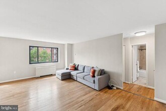 1200 S Arlington Ridge Rd in Arlington, VA - Building Photo - Building Photo