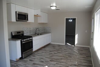 2304 Elaine St in Bakersfield, CA - Building Photo - Building Photo