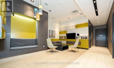 128 Fairview Mall Dr in Toronto, ON - Building Photo - Building Photo