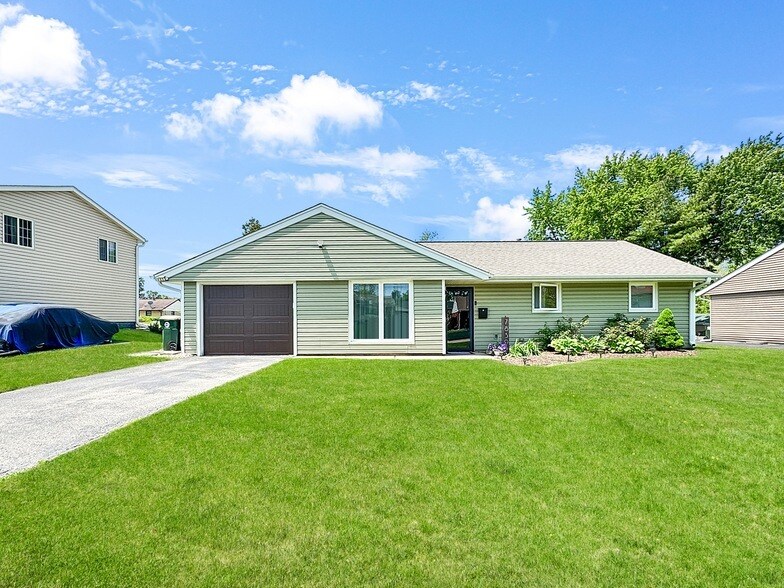 7830 Sprucewood Ave in Woodridge, IL - Building Photo