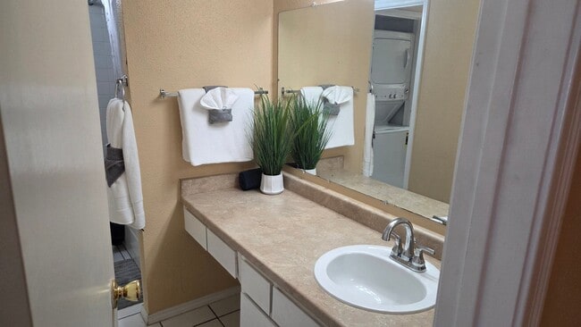 2750 Holly Hall St, Unit 1104 in Houston, TX - Foto de edificio - Building Photo