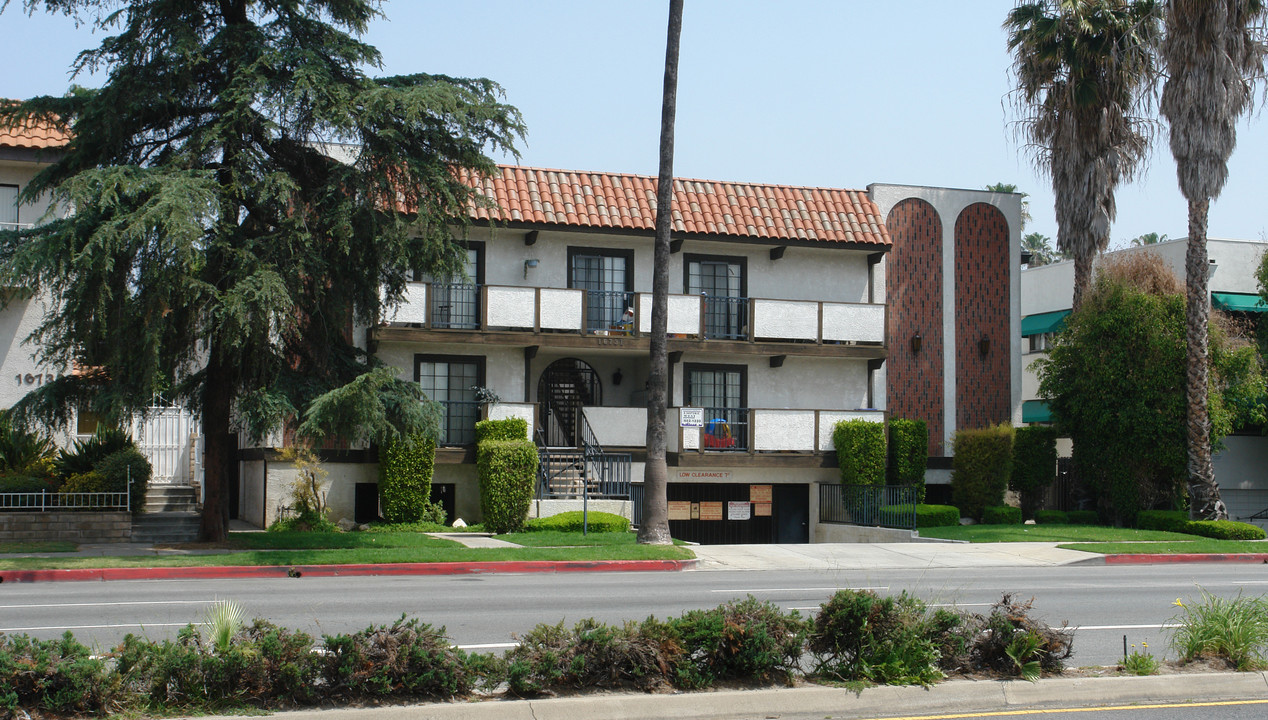 16731 Sherman Way in Van Nuys, CA - Building Photo