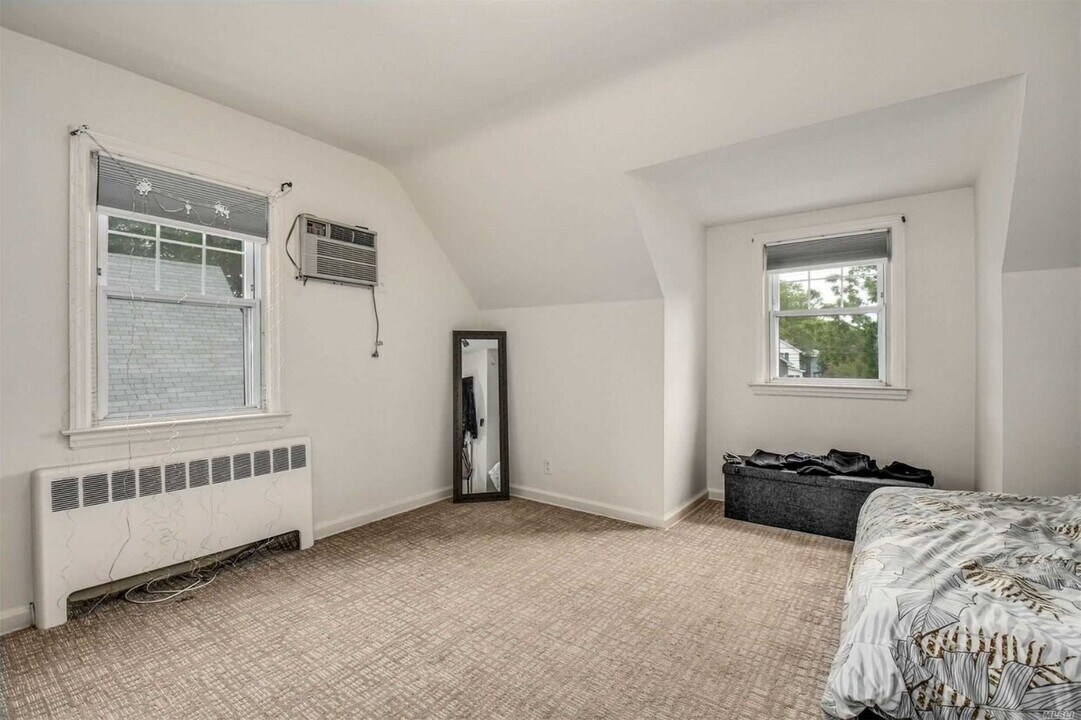 100 Willis Ave, Unit 2 in Floral Park, NY - Building Photo