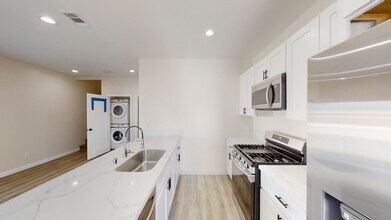 5121 Ewing St in San Diego, CA - Foto de edificio - Building Photo