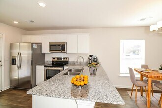 1210 Gardner St in Camden, SC - Foto de edificio - Building Photo