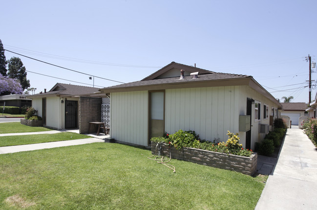 231 S Acacia Ave in Fullerton, CA - Building Photo - Building Photo