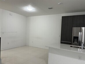 455 SW 91st Ave in Miami, FL - Building Photo - Building Photo