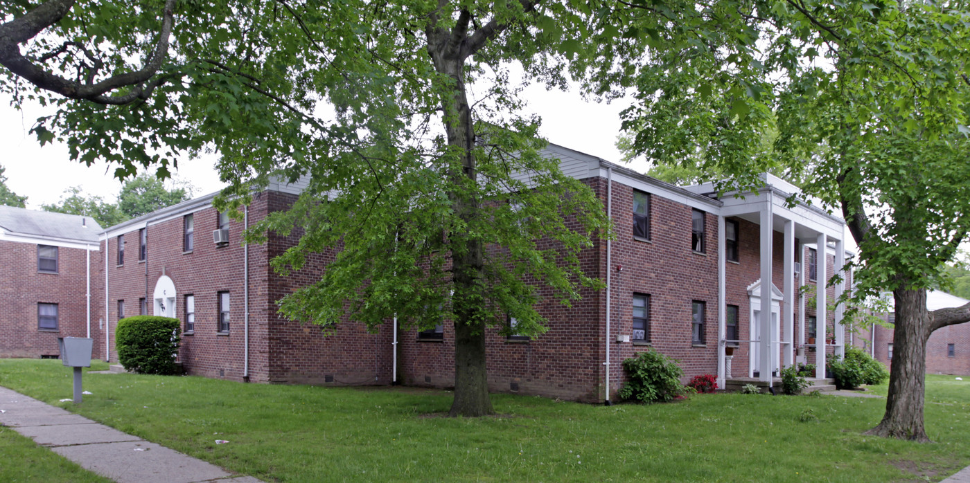 Tryon Gardens in Englewood, NJ - Building Photo