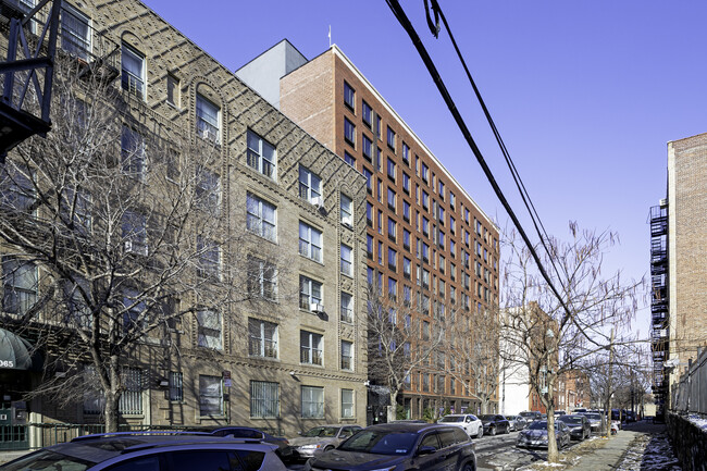 1073 Summit Ave in Bronx, NY - Building Photo - Primary Photo