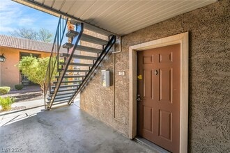 5062 River Glen Dr in Las Vegas, NV - Building Photo - Building Photo