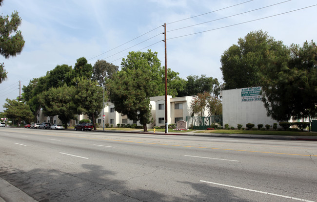 Roscoe Park Apartments in Canoga Park, CA - Building Photo - Building Photo