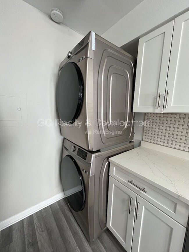 1332 Kingsbury Dr in Hanover Park, IL - Building Photo - Building Photo