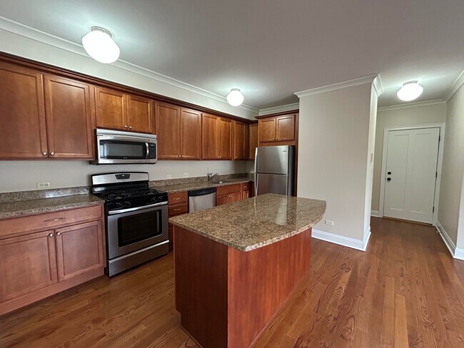 2704 W Ainslie St, Unit 3