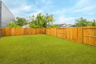 890 Lucky St in Houston, TX - Building Photo - Building Photo