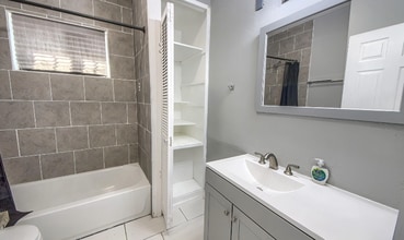 427 E Southcross in San Antonio, TX - Building Photo - Building Photo