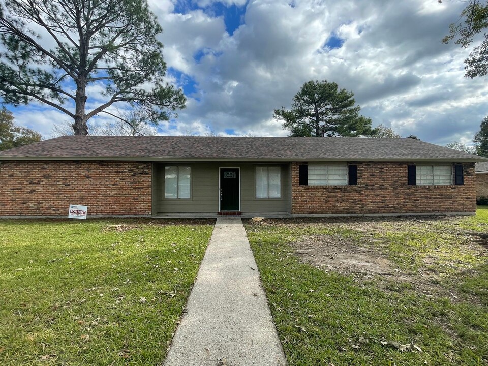 3415 Colonel Gibson Cir in Baton Rouge, LA - Foto de edificio