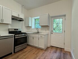 5435 Black St, Unit Apartment 1 in Pittsburgh, PA - Building Photo