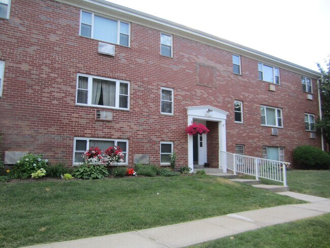 276 Regency Park Dr, Unit 276 Regency in Agawam, MA - Foto de edificio - Building Photo