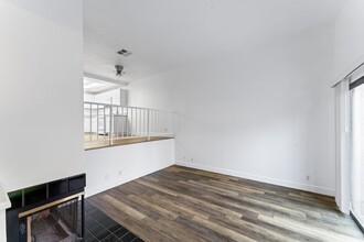 27659 Ironstone Dr-Unit -#1 in Santa Clarita, CA - Building Photo - Building Photo