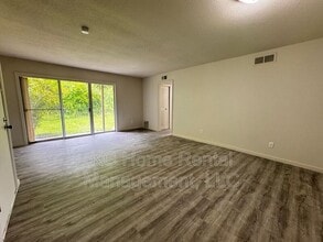 8620 Countryshire Ln in Kansas City, MO - Building Photo - Building Photo