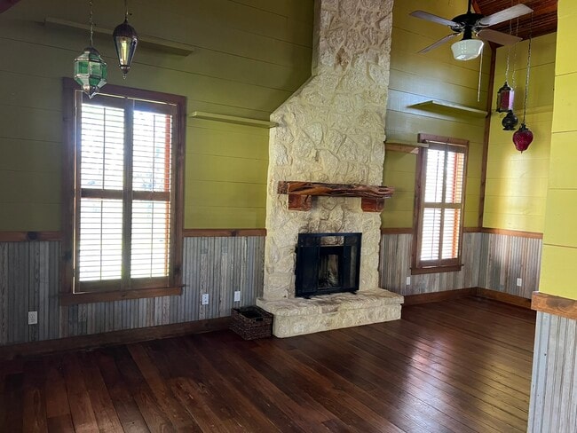 813 W Bluebonnet Dr in San Marcos, TX - Building Photo - Building Photo