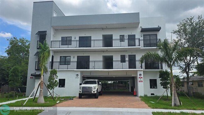 3721 SW 12th Pl in Fort Lauderdale, FL - Foto de edificio - Building Photo