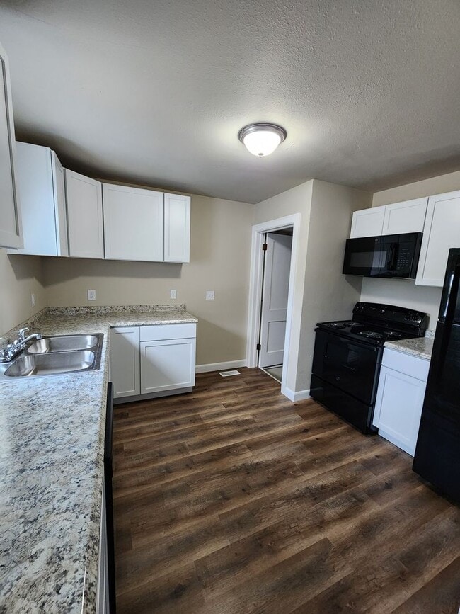 401 S Attica Rd in Knoxville, IA - Building Photo - Building Photo