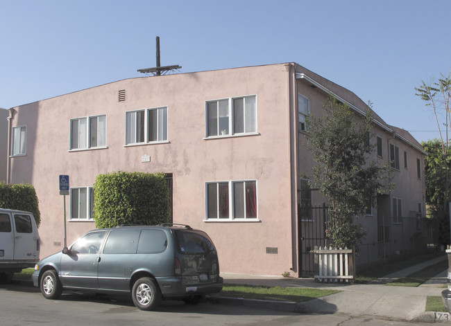 727 Olive Ave in Long Beach, CA - Foto de edificio - Building Photo
