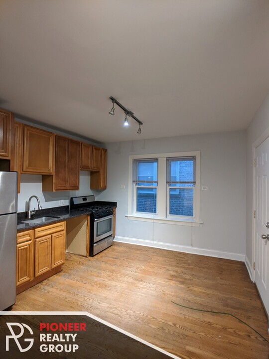 5037 N Harding Ave, Unit 3 in Chicago, IL - Building Photo