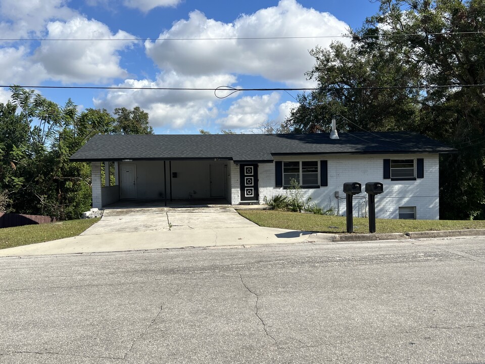 1325 East Ave in Clermont, FL - Foto de edificio