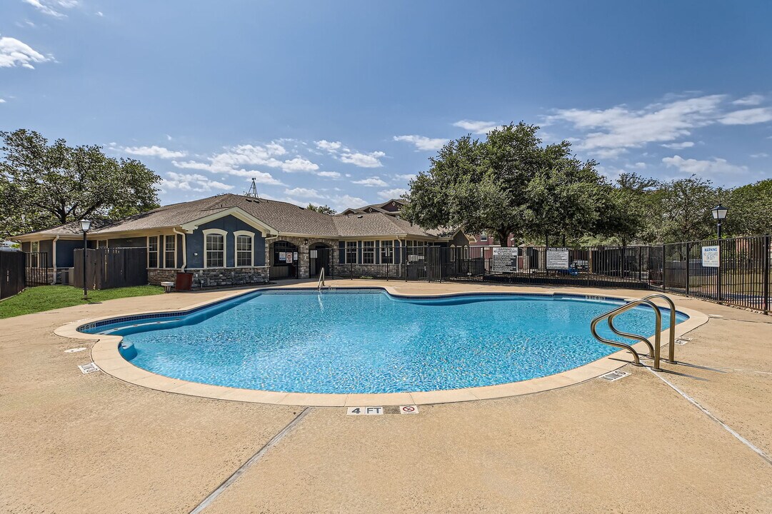 Tigoni Villas in San Antonio, TX - Foto de edificio