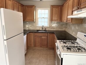 56 Linwood Rd N in Port Washington, NY - Building Photo - Building Photo