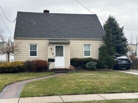 15 Brook Dr in Valley Stream, NY - Building Photo