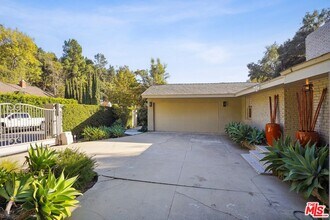 1323 Roscomare Rd in Los Angeles, CA - Building Photo - Building Photo