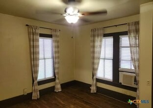 121 Ave G in Shiner, TX - Building Photo - Building Photo