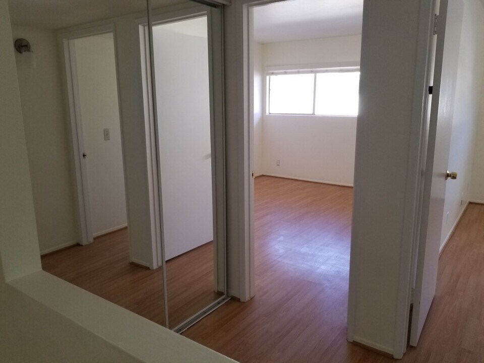 121 Sinclair Ave in Glendale, CA - Building Photo