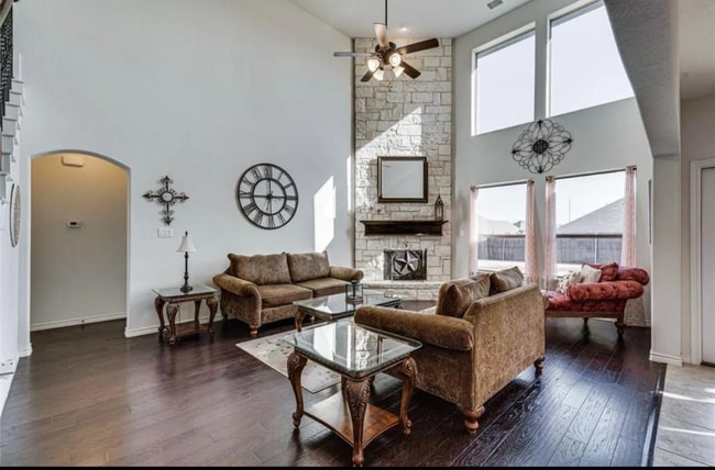 404 S Hill Dr in Waxahachie, TX - Foto de edificio - Building Photo