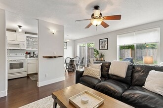 8945 N Calvert Ave in Portland, OR - Building Photo - Building Photo